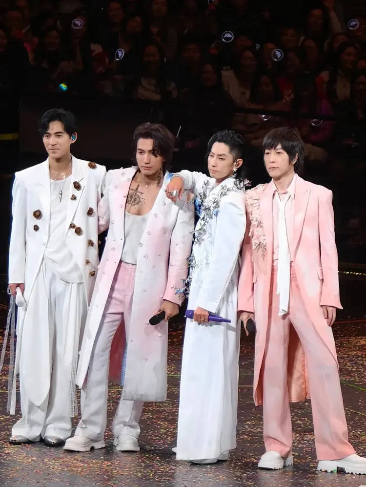 F3+阿信日前的演唱會造型嚇壞粉絲。翻攝IG