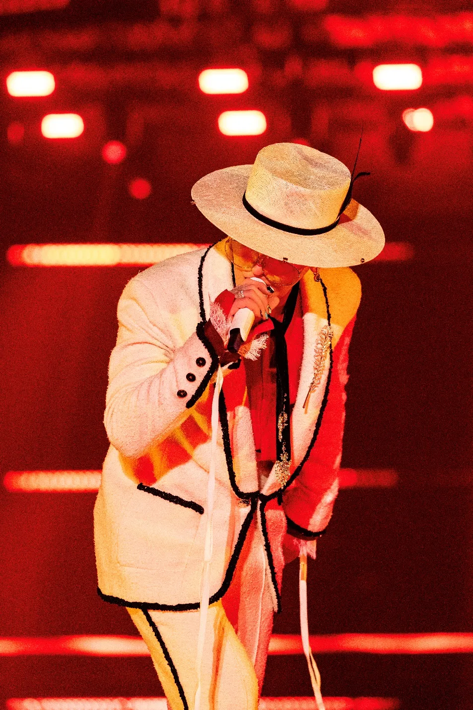 GD在首尔巡演终场穿戴香奈儿（CHANEL）订制西装套装与顶级珠宝。品牌提供