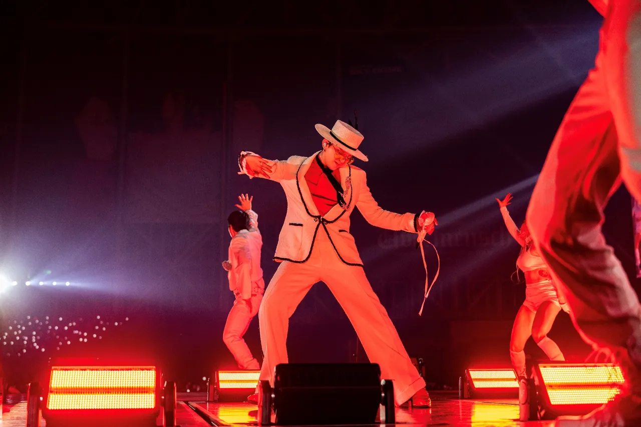 GD在首尔巡演终场穿戴香奈儿（CHANEL）订制西装套装与顶级珠宝。品牌提供