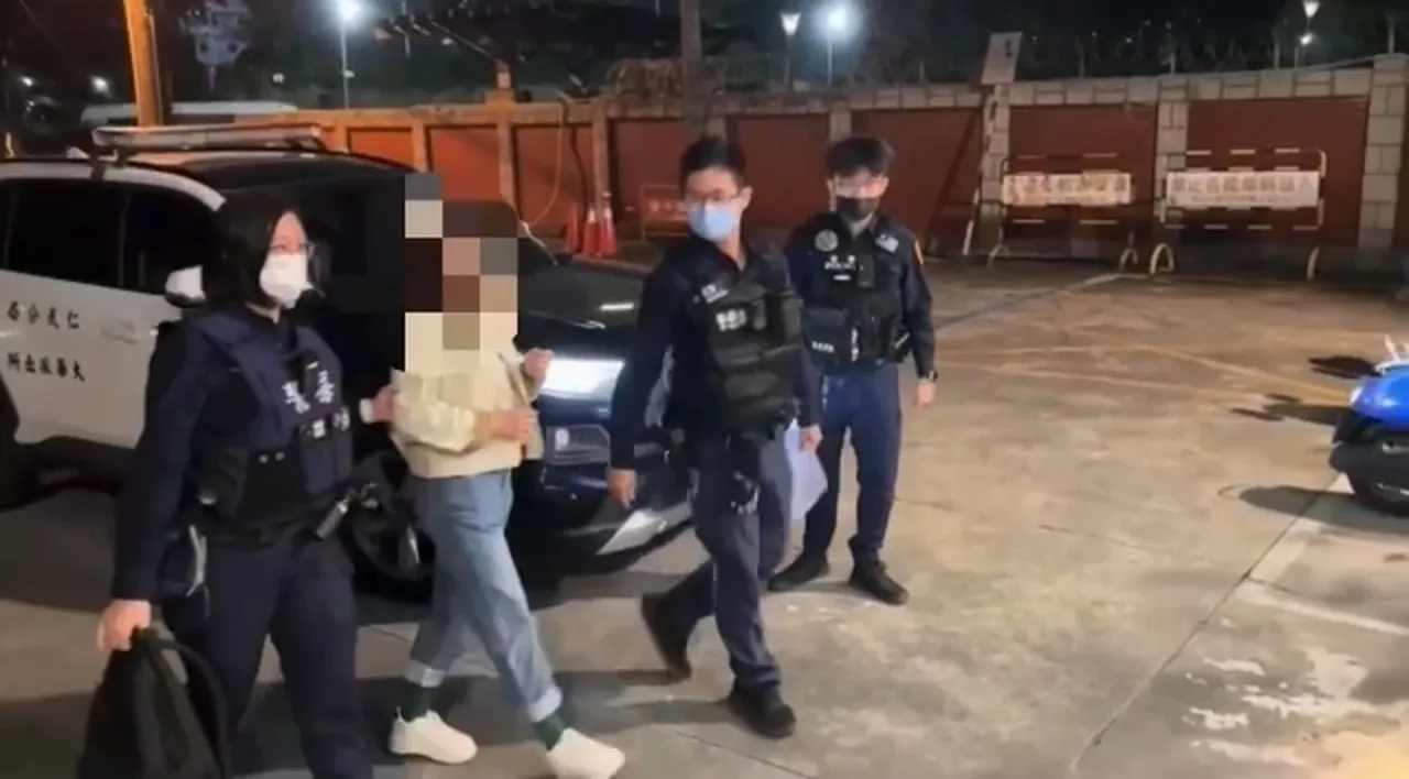 劉女遭仁武警方逮捕送辦。翻攝畫面
