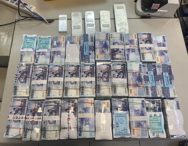 警方查扣現金。翻攝畫面