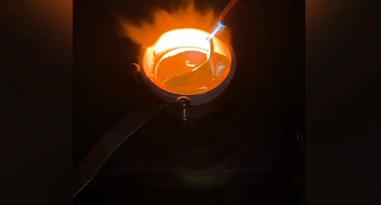 銀樓進行鎔金。翻攝畫面