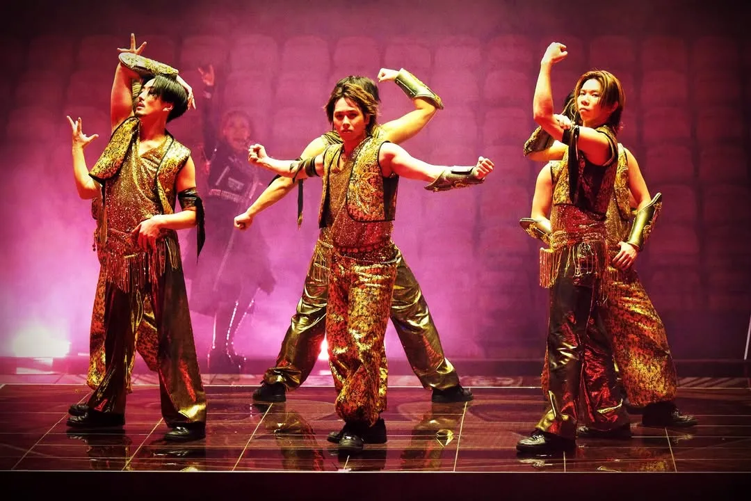 舞者也全力演出。翻摄滨崎步IG