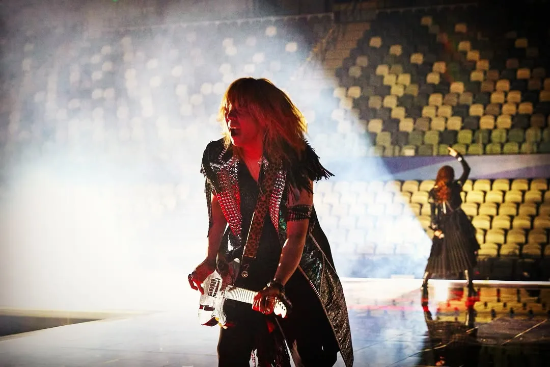 即使没有观众，乐手还是非常投入。翻摄滨崎步IG