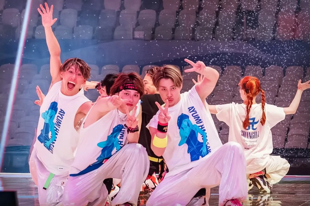 现场没有观众，舞者表现还是很活泼。翻摄滨崎步IG