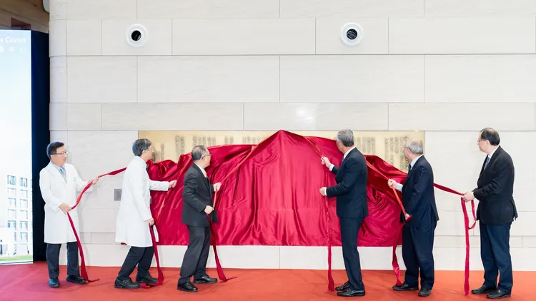 台大醫院癌醫中心分院七週年紀念銅雕正式揭幕。翻攝永齡基金會臉書