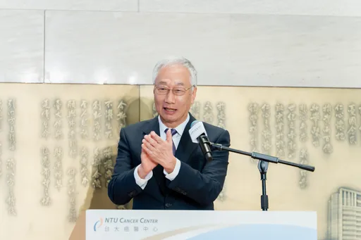 台大癌医中心分院7周年　郭台铭、曾馨莹出席铜雕揭幕