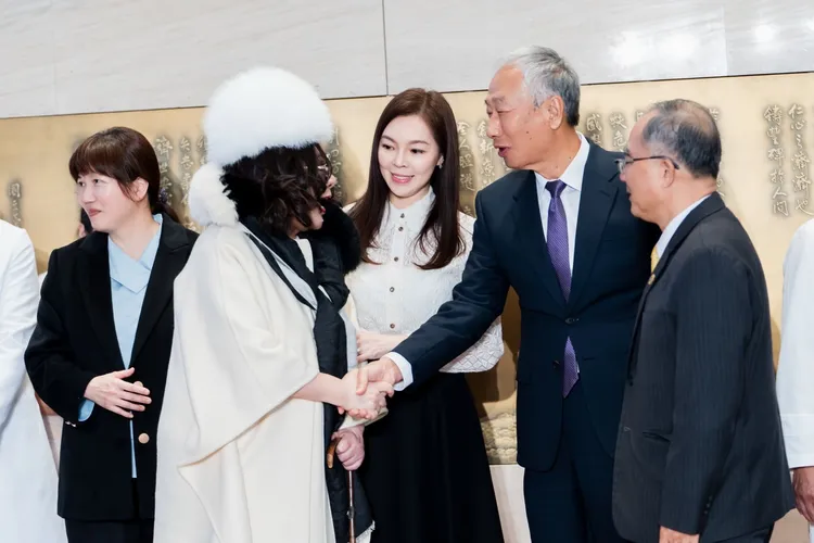 陳文茜以病友身分現身，與郭台銘握手打招呼。