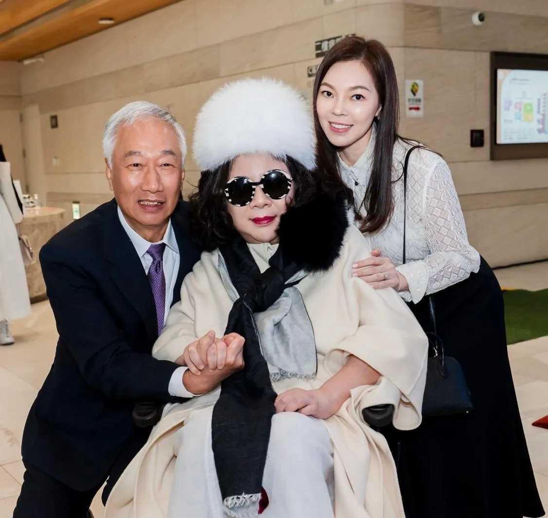 陈文茜与郭台铭、曾馨莹夫妻合影。