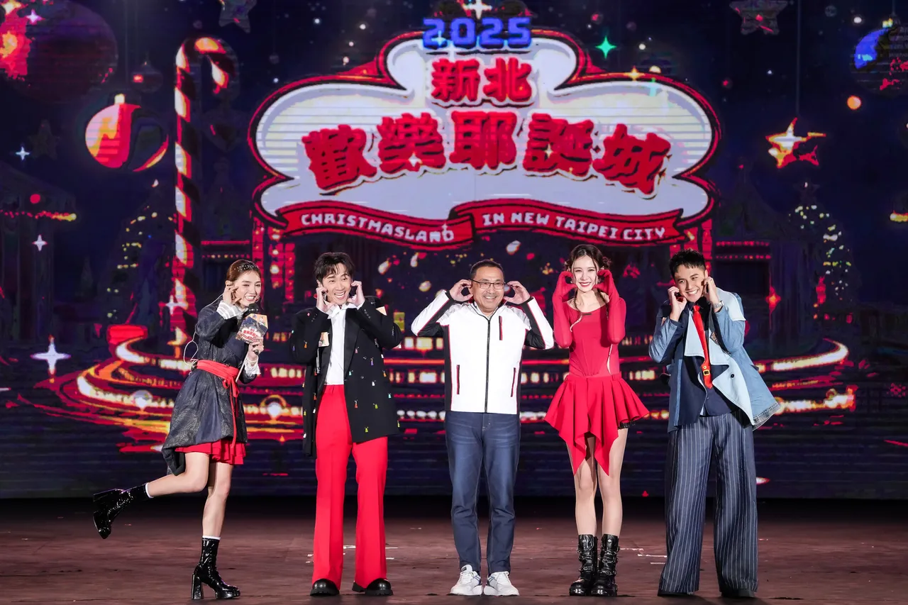 新北市市长侯友宜亲临演唱会现场与安心亚共同点灯。翻摄画面