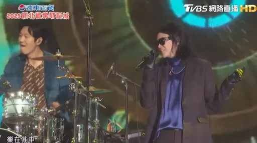 新北耶诞城重头戏来了！麋先生MIXER雨中开唱　陈汉典撑伞主持