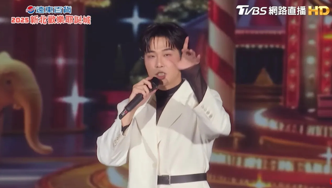 接著李东轩深情歌唱〈其实我…〉、《纠结了》，温柔歌声感动全场。