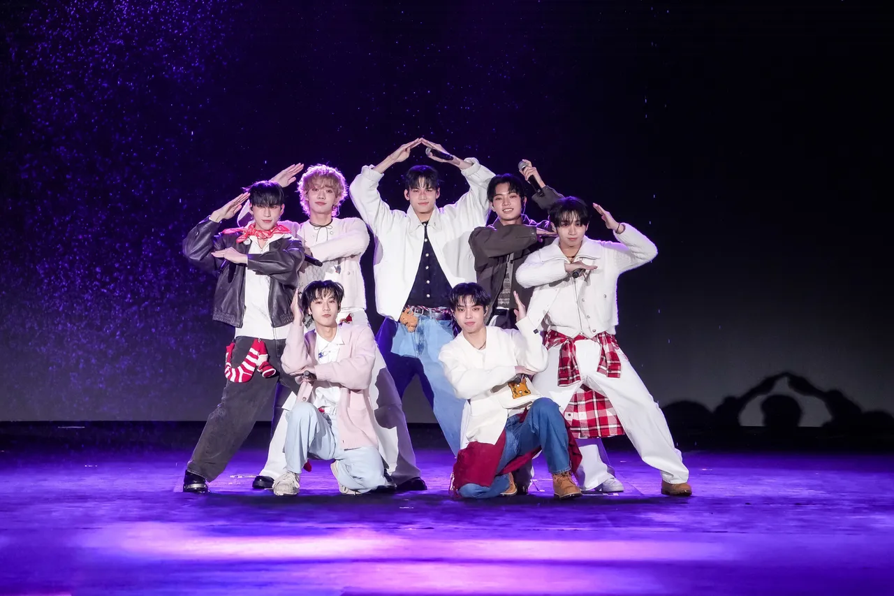 《原子少年2》冠军团F.F.O一现身就引起台下粉丝尖叫声不断。翻摄画面