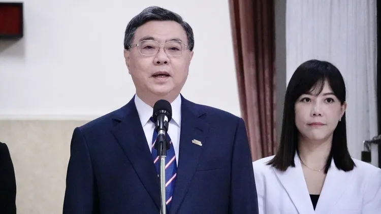 行政院长卓荣泰（左）与发言人李慧芝。资料照片