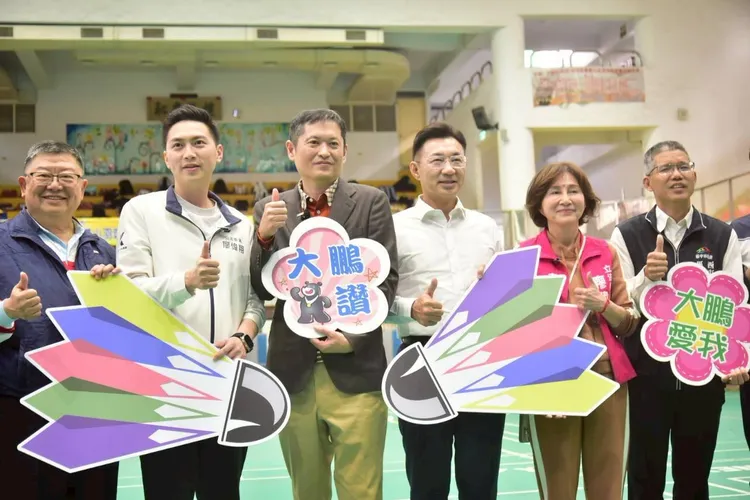 何昱奇近年來多次捐贈器材及資金發展基層體育，登上媒體版面，卻也因此樹大招風遭人冒名吸金。資料照片