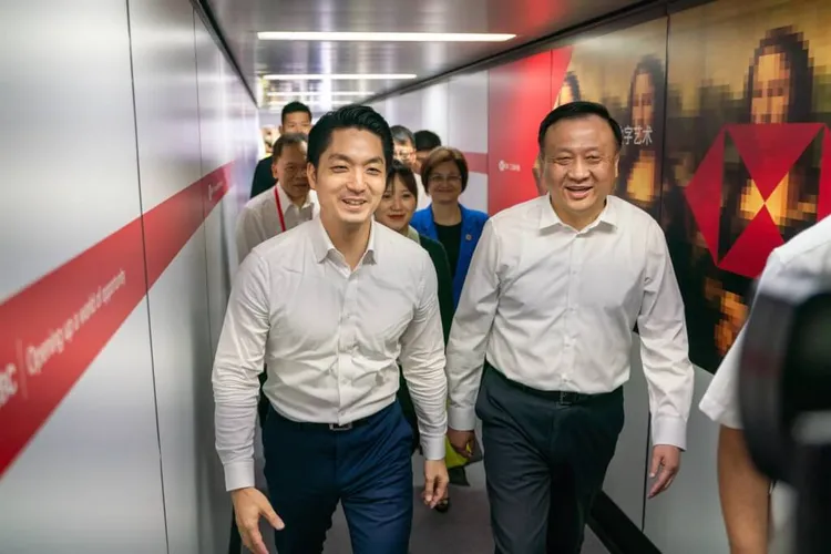 双城论坛将于12月27、28日在上海登场。图为2023年上海副市长华源（右）接机蒋万安（左）／北市府提供