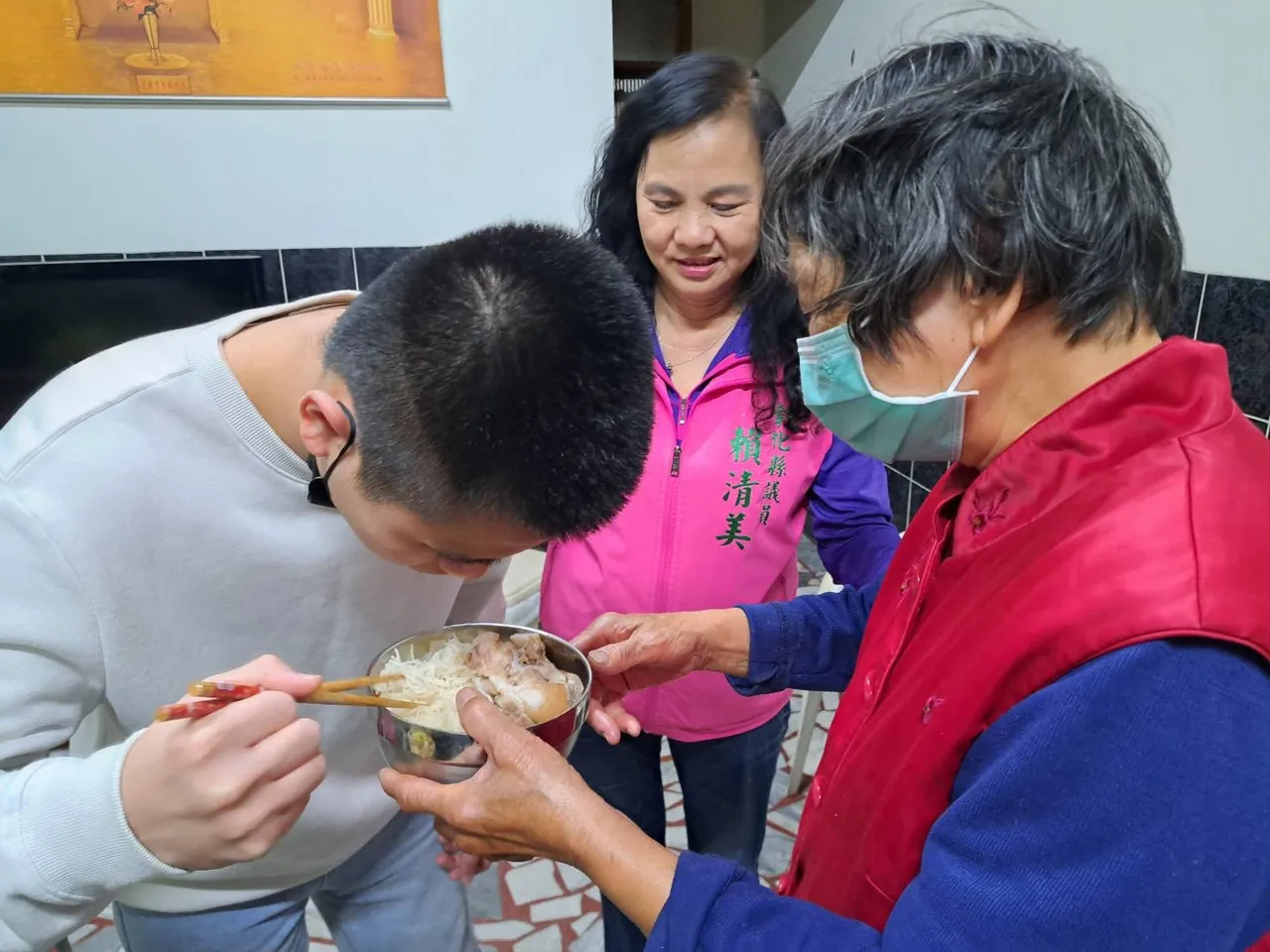 黄男吃著阿嬷为他准备的猪 脚面线，希望去除所有霉气。赖清美提供