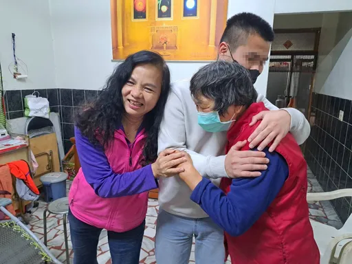 咸粥嬷爱孙回家了　过火吃猪脚面线哭喊：以后会找正当工作