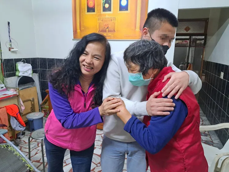 咸粥嬷爱孙被中方关押1年后，今天傍晚返回家中，祖孙相拥而泣，县议员赖清美（左）也为他们高兴。赖清美提供