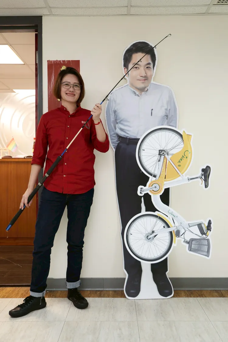 林延鳳與議場質詢道具「柯規蔣隨」、「吊車尾」合影。彭欣偉攝