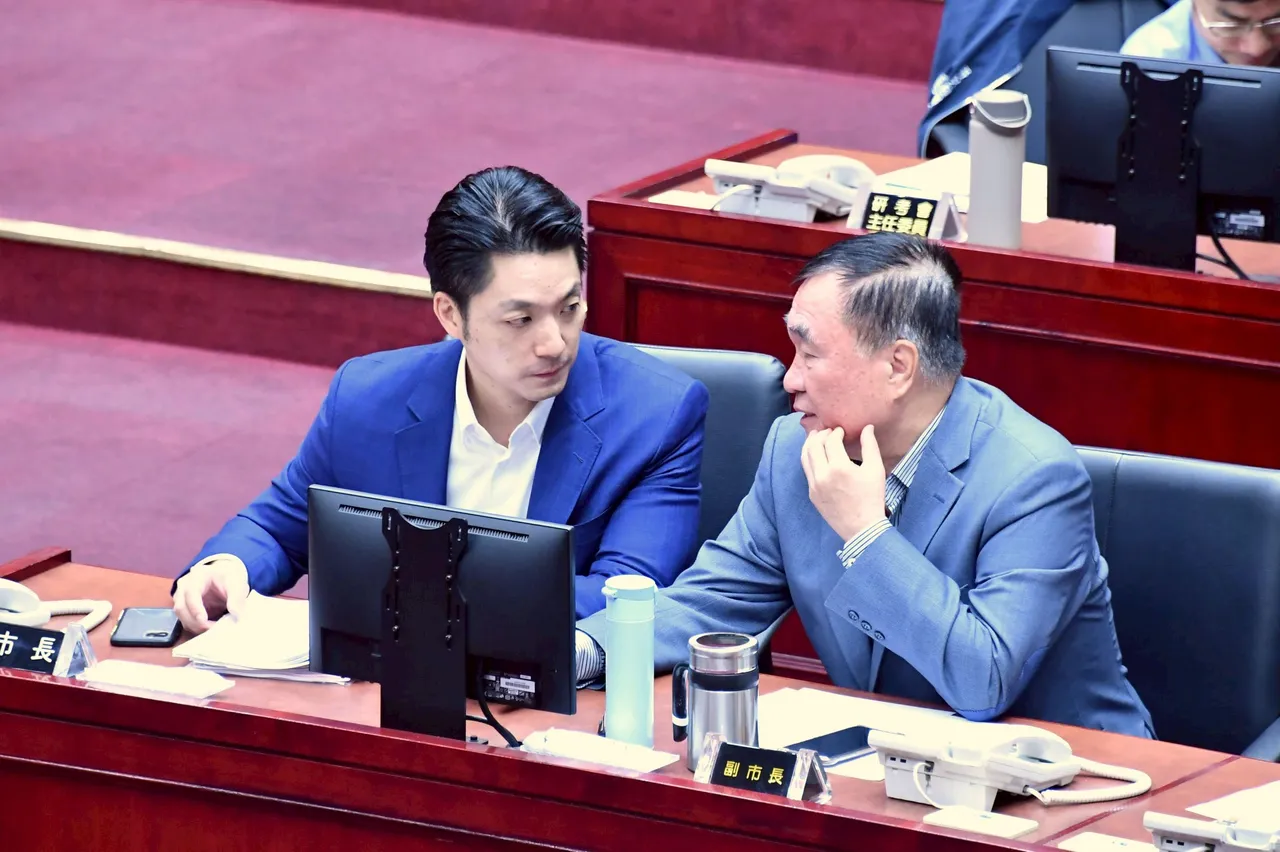 李四川（右）如北市府的「定海神針」，與蔣萬安（左）並肩處理市政，其未來動向也備受矚目。北市府提供