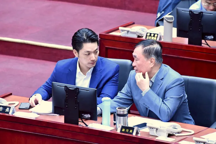 李四川（右）如北市府的「定海神針」，與蔣萬安（左）並肩處理市政，其未來動向也備受矚目。北市府提供