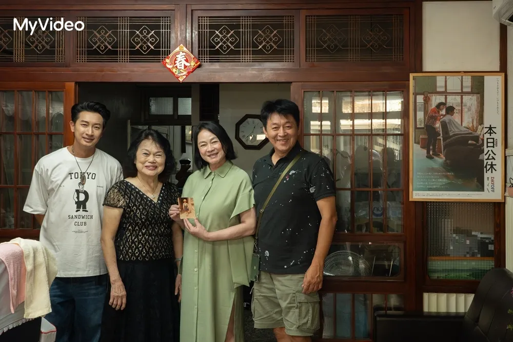 陸小芬（右2）率領庹宗華（右1）、邱凱偉（左1）重回電影拍攝《本日公休》現場。台灣大哥大MyVideo提供