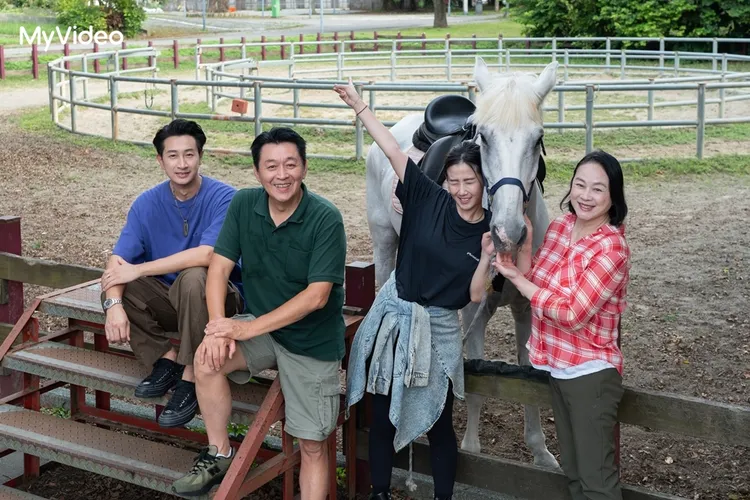 喜歡馬的方志友（右2）帶陸小芬（右1）、庹宗華（左2）與邱凱偉（左1）體驗騎馬行程。台灣大哥大MyVideo提供