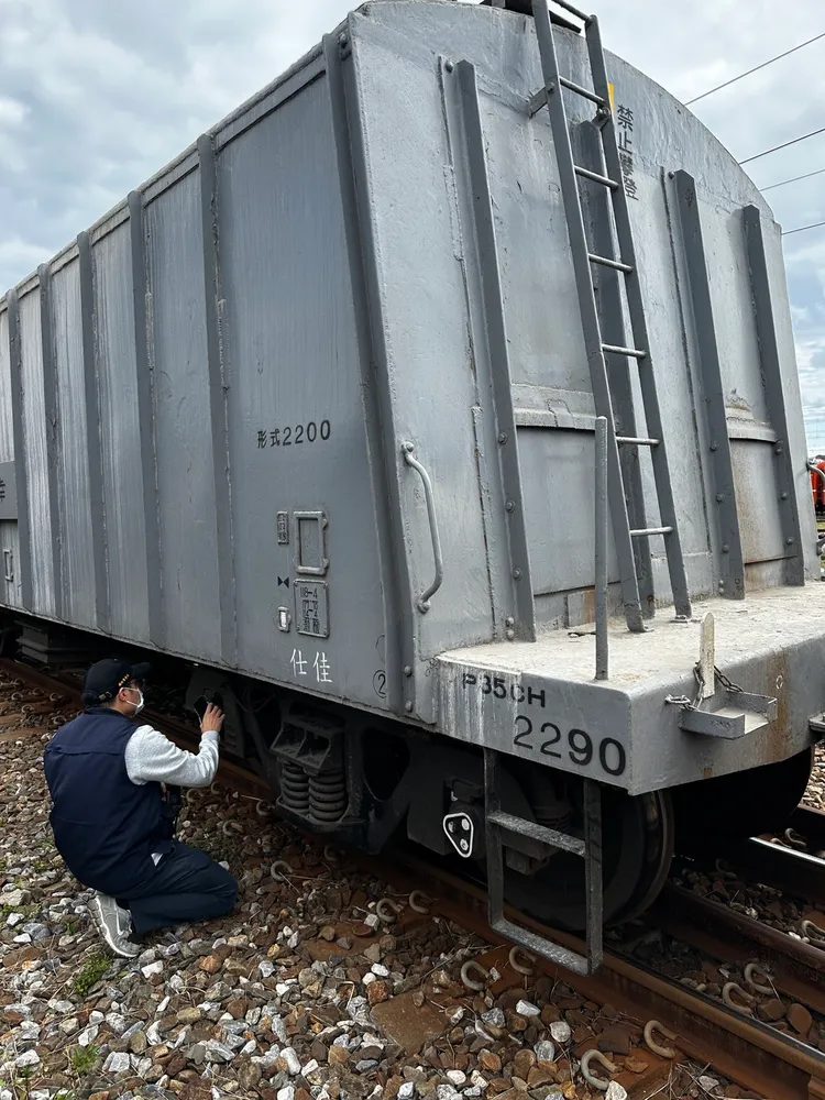 台鐵花蓮調車場發生調車員遭貨運列車撞擊意外。警方提供