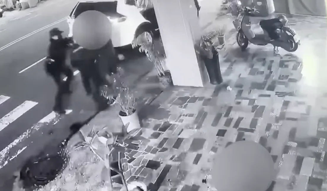 车主违停遭开单气炸「竟持斧头砍女警」　黄伟哲怒了！