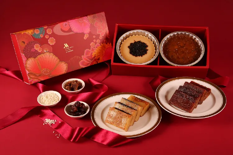 台北萬豪酒店2026年菜外帶，年節伴手禮必備「步步高升年糕組」，黑糖桂圓年糕以糯米粉、黑糖、椰漿、特選桂圓製成之香甜年糕，桂圓果肉交織黑糖香。芝麻年糕加入濃郁黑芝麻，香Q可口，甜的恰如其分的經典好味。每份688元。業者提供