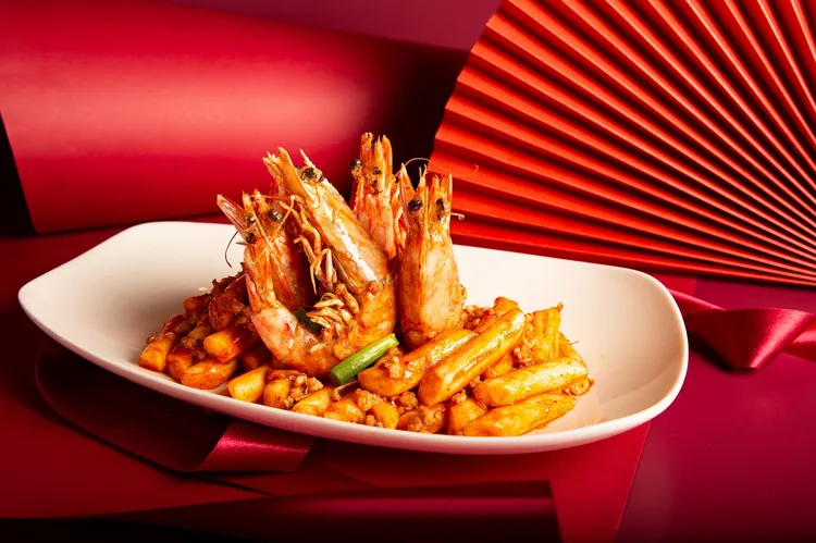 台北萬豪酒店2026年菜外帶，全新登場「辣炒年糕燒明蝦」融合川式及韓式創新菜色，以辣椒、豬絞肉爆香後加入港式高湯及韓式辣椒醬，搭配新鮮明蝦、Q彈年糕及泡菜，濃郁開胃。每份1588元。業者提供