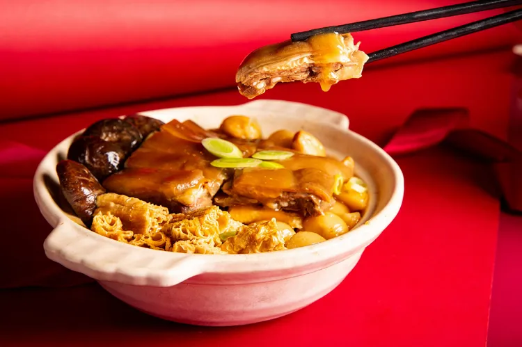 台北萬豪酒店2026年菜外帶，全新登場「枝竹羊腩煲」以特選香料如草果、辣椒、甘蔗汁、馬蹄、陳皮及白豆腐乳細火慢燉帶骨羊腩，加入花菇及枝竹，羊肉軟嫩不膻腥，是冬令進補的經典港式佳餚。每份1688元。業者提供