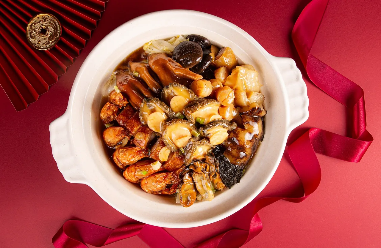 台北万豪酒店2026年菜外带，正宗粤式年菜「港式富贵发财盆菜」，顶级食材层层堆叠，汇聚超过十种山珍海味，豪奢用料包含南非活鲍鱼、日本瑶柱、海参、花胶、黄油鸡、黄金乳猪、蚝干、花菇、鹅掌、发菜等丰肴，入口尽是浓郁鲜味的海陆精华，适合六人享用，每份8888元。业者提供
