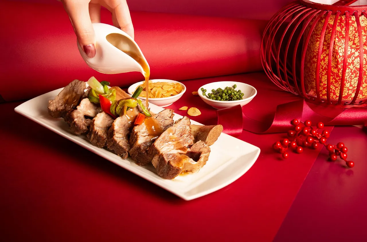 台北万豪酒店2026年菜外带，全新登场「炉烤美国带骨牛小排」美国特级带骨牛小排酥炸，加入特制高汤酱汁中细火慢卤入味，以高温炉烤后淋上牛肉酱汁，香气扑鼻。每份1688元。业者提供