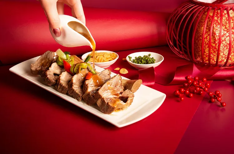 台北萬豪酒店2026年菜外帶，全新登場「爐烤美國帶骨牛小排」美國特級帶骨牛小排酥炸，加入特製高湯醬汁中細火慢滷入味，以高溫爐烤後淋上牛肉醬汁，香氣撲鼻。每份1688元。業者提供