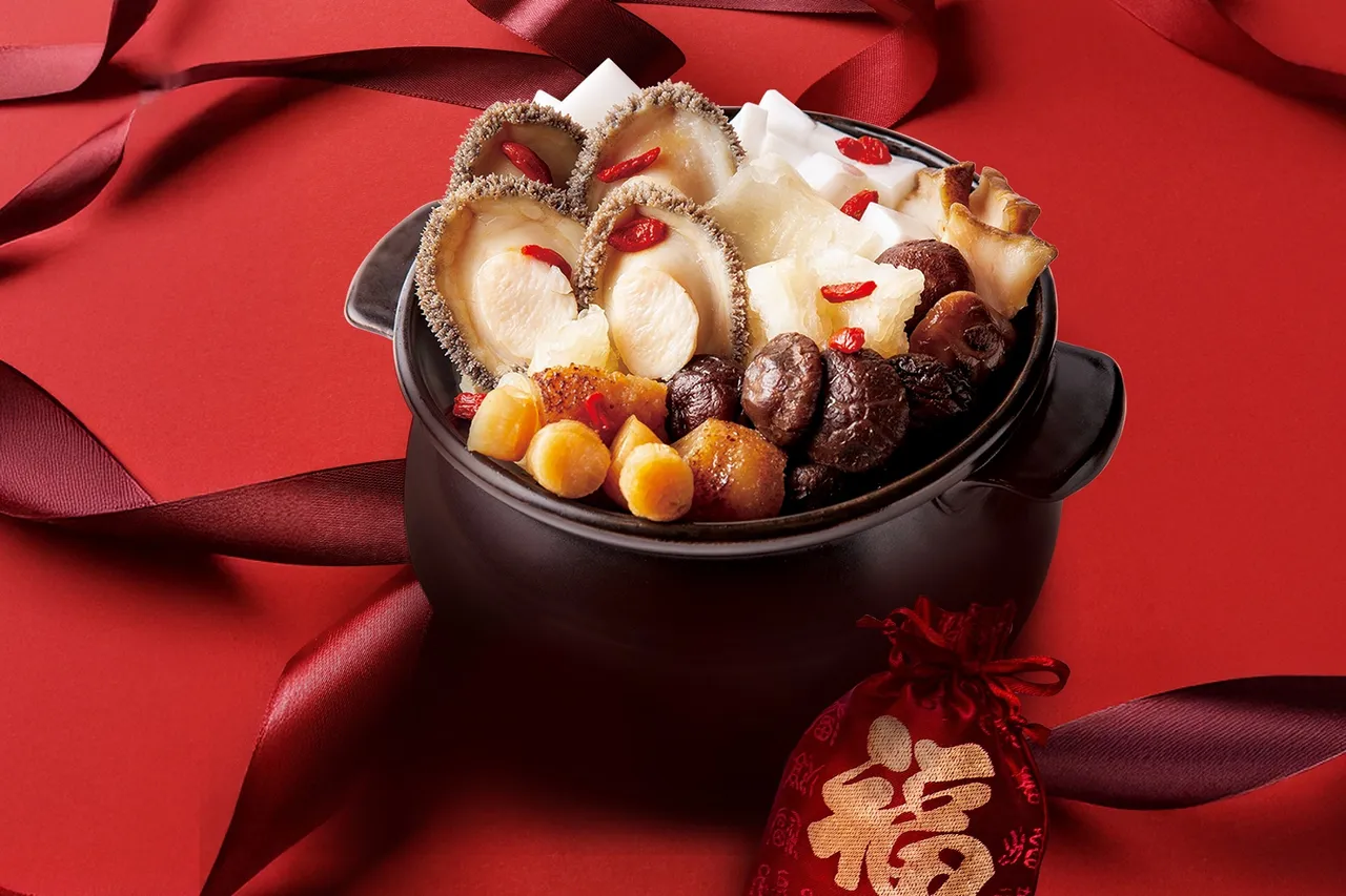 台北万豪酒店2026年菜外带，「顶级花胶鲍鱼佛跳墙」顶级养生花胶、四颗南非活鲍鱼，以老母鸡、金华火腿、后腿肉精炖八小时成浓韵港式「上汤」汤底，再加猪蹄筋、冬菇、瑶柱、海参、曼波鱼皮、去骨肋排，入瓮炖煮四小时，令人回味无穷，每份4888元。业者提供