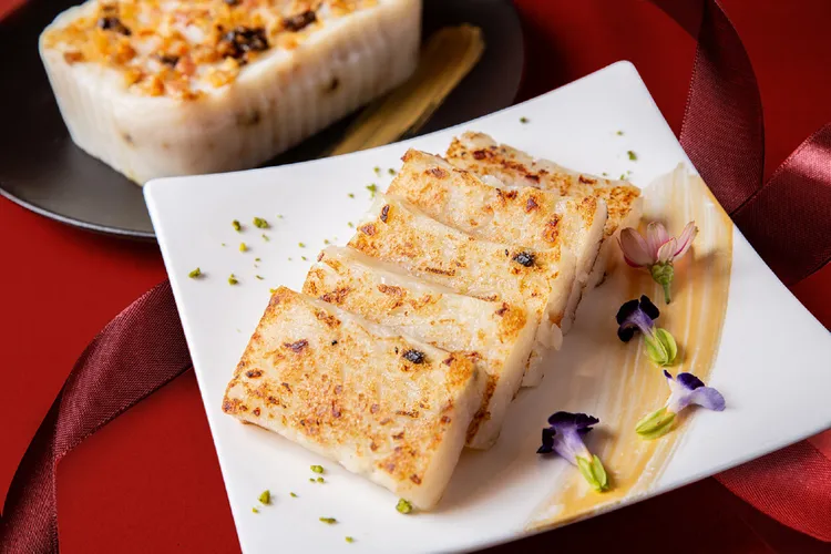 台北萬豪酒店2026年菜外帶，「XO醬臘味蘿蔔糕」手刨蘿蔔絲與特製米漿以黃金3:1調和，再拌入以XO醬炒香的瑤柱，以及臘腸、肝腸、白蘿蔔及蝦米蒸成糕體，每份988元。業者提供