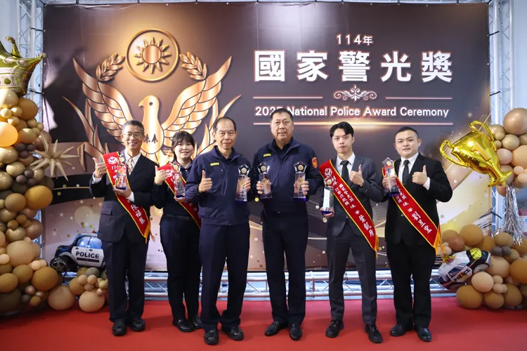 新北市警察局團體以及個人全體獲獎人員合影。警方提供
