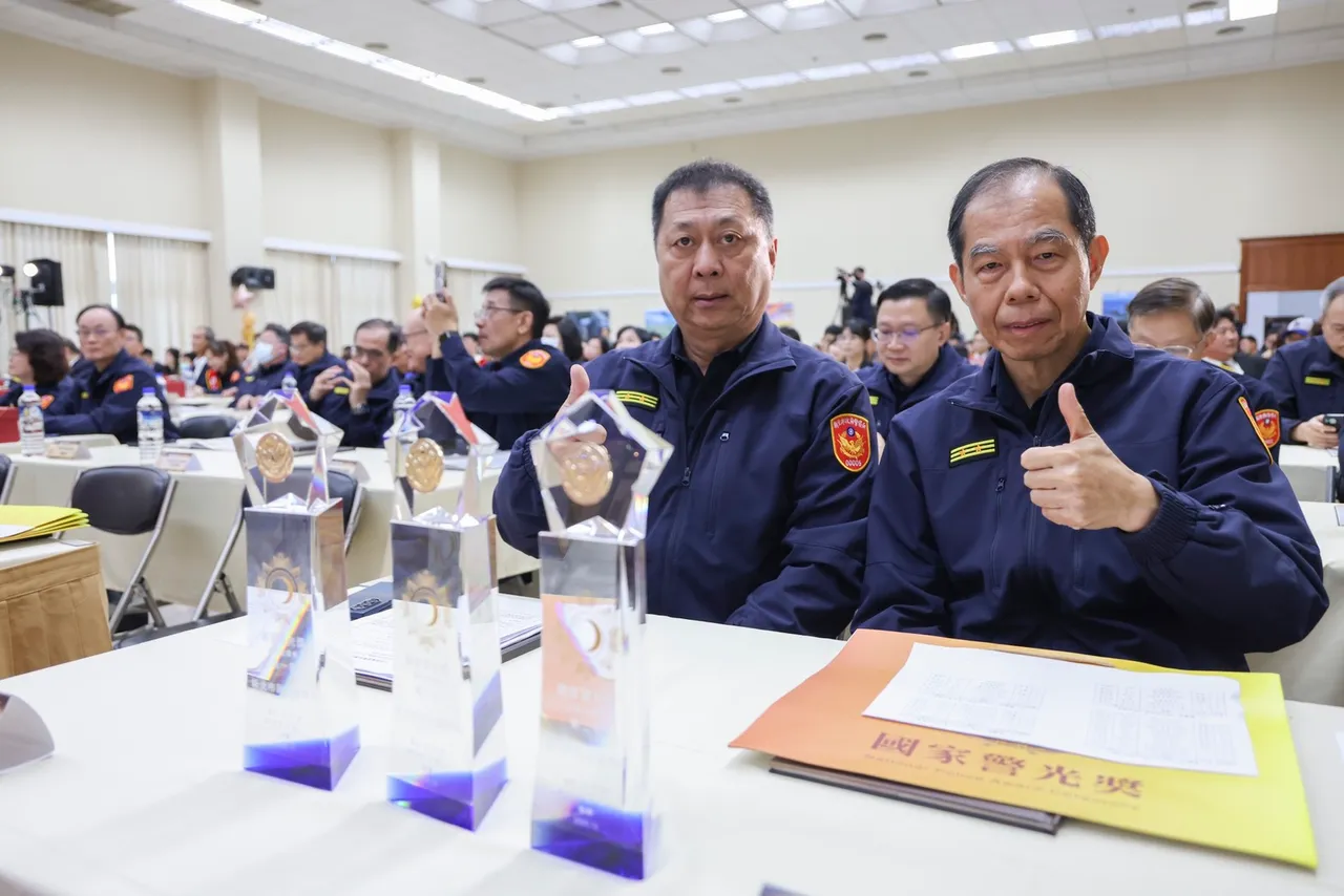 團體組獎項由新北警察局副局長林新晃(左一)及副局長張錦成(右一)代表受獎。警方提供