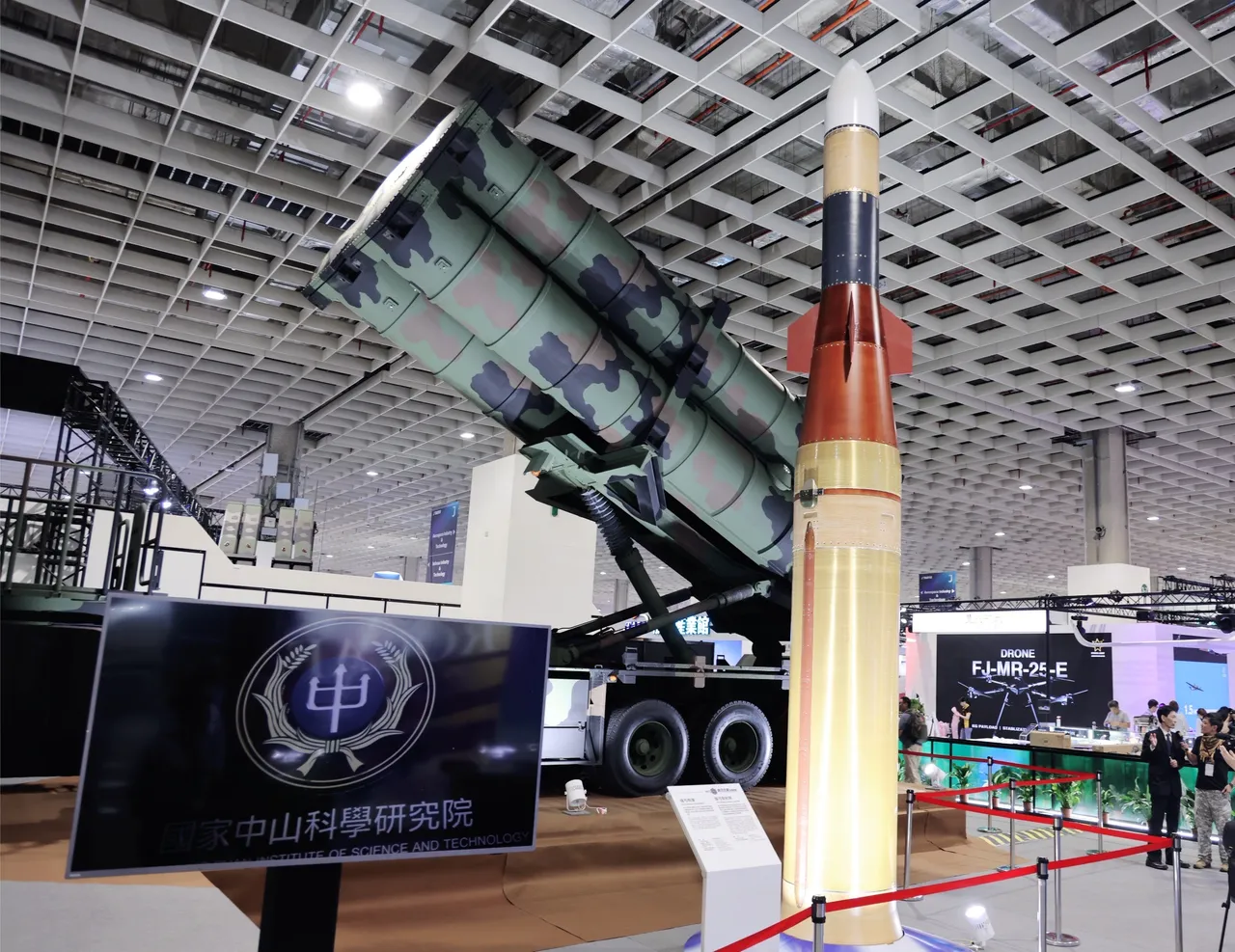 由中科院研发打造的天弓四型「强弓飞弹」系统与强弓飞弹发射车。李俊毅摄