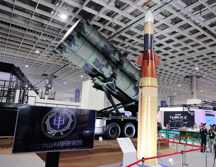 由中科院研發打造的天弓四型「強弓飛彈」系統與強弓飛彈發射車。李俊毅攝