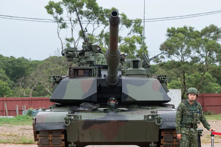 陸軍M1A2T重型戰車，進行換裝實彈射擊訓練。總統府提供 ，資料照