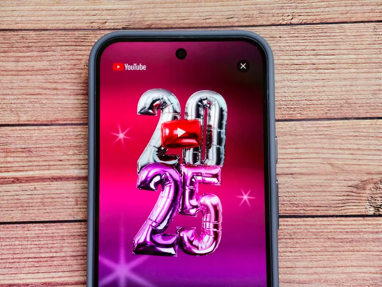 用户登入YouTube后即可在个人中心看到年度回顾入口，查看专属分析图卡内容。赵筱文摄