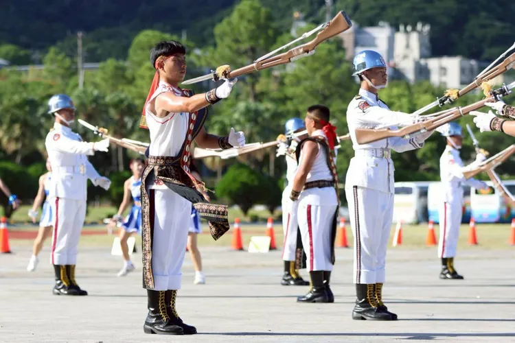 美和科技大學熊鷹儀隊特色以海軍陸戰隊槍法結合舞蹈。翻攝畫面