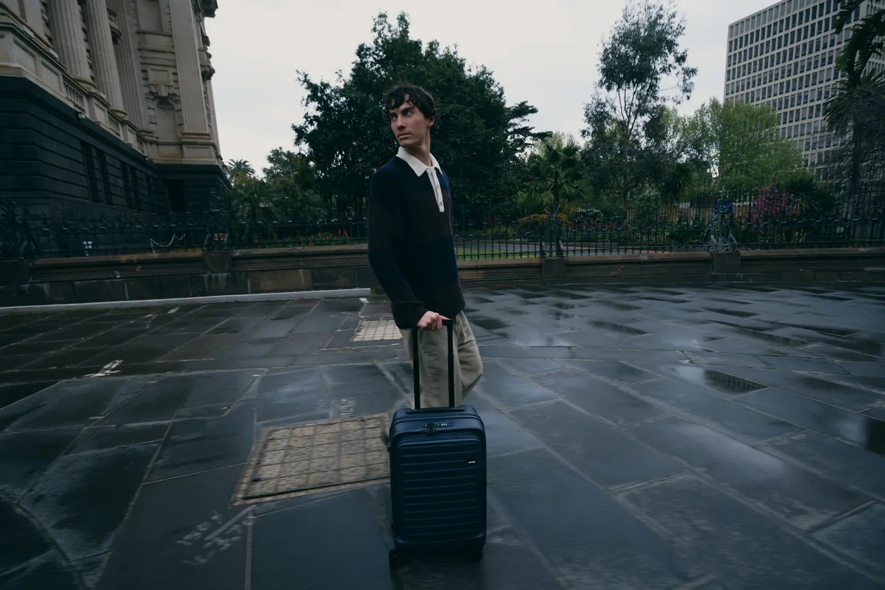 明星款式CUBO行李箱同样以「午夜靛蓝」展现冬季浪漫。品牌提供