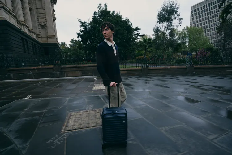 明星款式CUBO行李箱同樣以「午夜靛藍」展現冬季浪漫。品牌提供