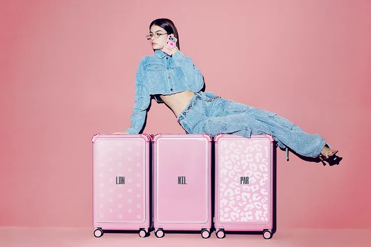 「亮面粉色」還可搭配客製化的背景設計。品牌提供