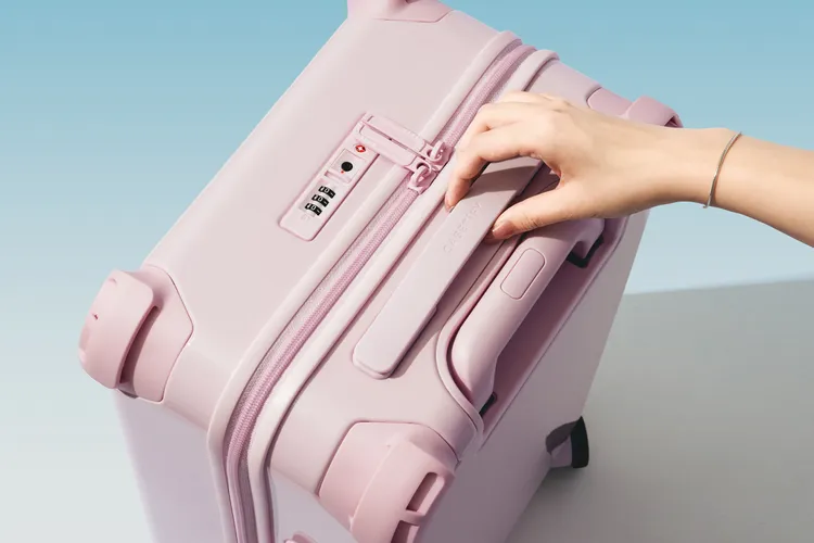 CASETiFY為Travel系列打造全球首款「亮面粉色」。品牌提供