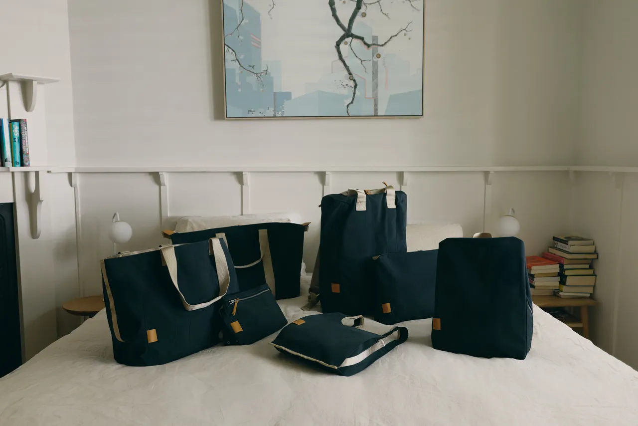 LOJEL高人气的NIRU包袋全系列选换上冬季限定的「午夜靛蓝」。品牌提供